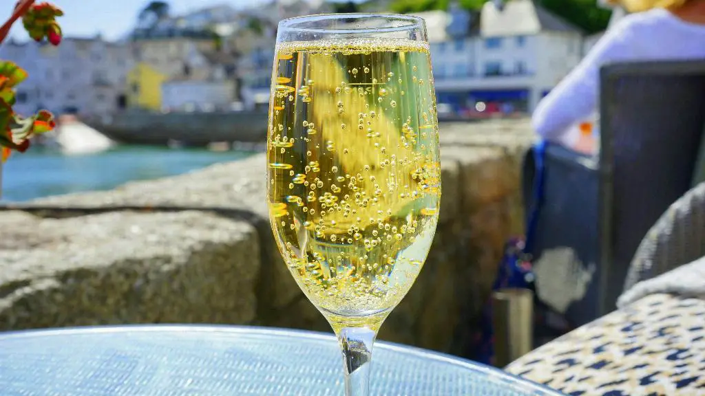 What Are The Best Juices To Mix With Champagne?