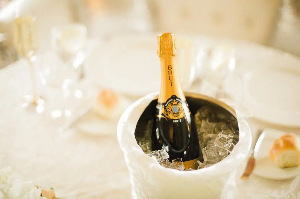 What Does Champagne Color Look Like?