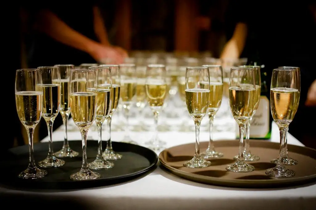 How Do You Host A Champagne Party?